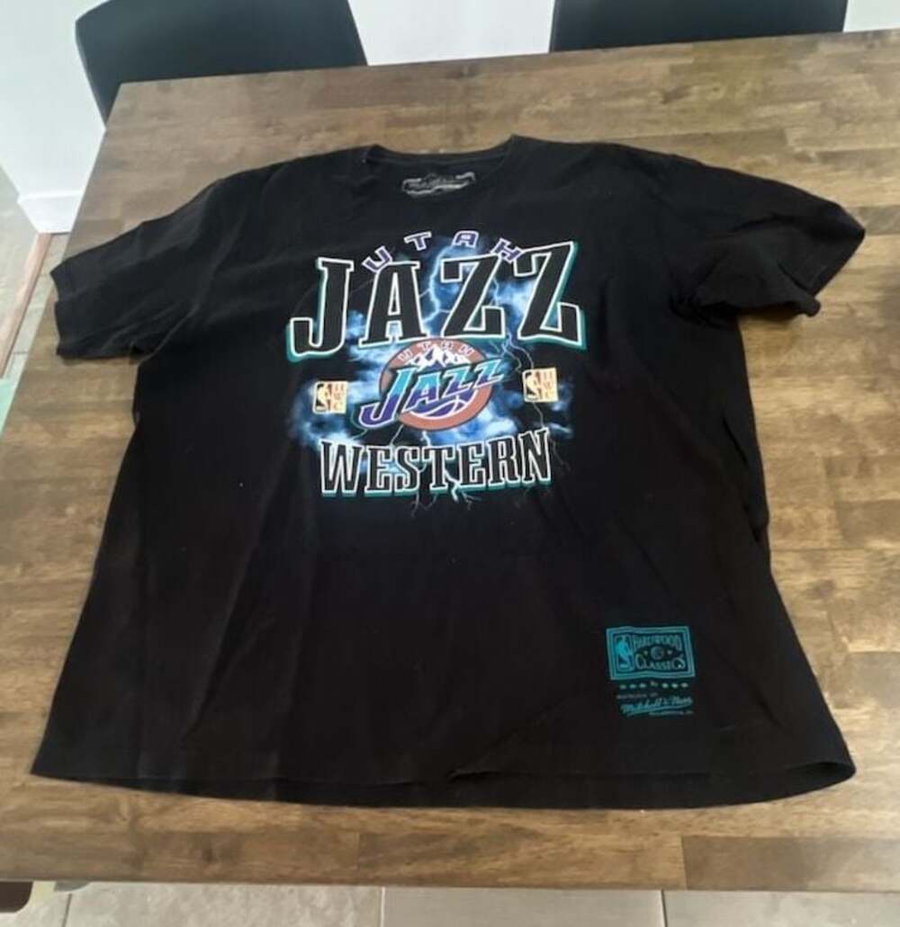 Mitchell & Ness Utah Jazz Hardwood Classics Graphic T-Shirt
